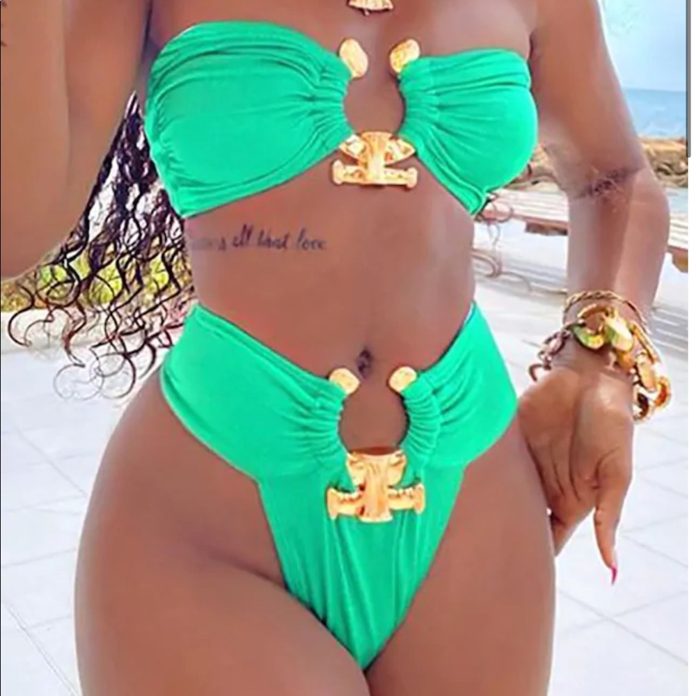 Cute green bikini!